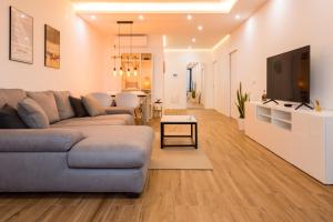 プライアにある3 bdr aprt, stunning seaview, rooftop pool - LCGRのリビングルーム(ソファ、テレビ付)