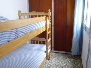Un pat suprapus sau paturi suprapuse la Apartamento Llançà, 1 dormitorio, 4 personas - ES-228-34