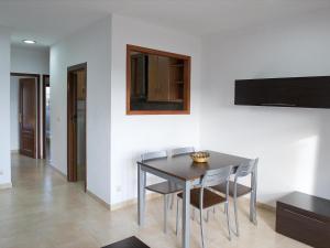 - une salle à manger avec une table et des chaises dans l'établissement Apartamento Llançà, 2 dormitorios, 6 personas - ES-228-36, à Llançà