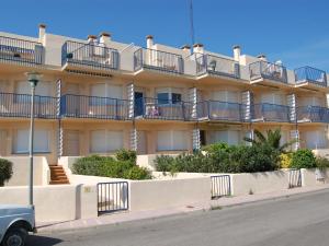 een appartementencomplex met balkons aan de straatkant bij Apartamento Llançà, 1 dormitorio, 4 personas - ES-228-28 in Llança