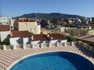 Blick auf einen Swimmingpool von einem Haus aus in der Unterkunft CABIONI - casa adosada con piscina comunitaria, cerca de la playa de Grifeu. - ES-228-39 in Llança