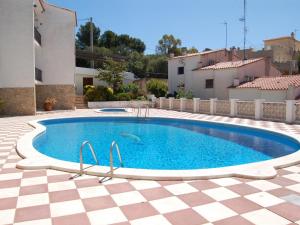 einen Pool in der Mitte eines Innenhofs in der Unterkunft CABIONI - casa adosada con piscina comunitaria, cerca de la playa de Grifeu. - ES-228-39 in Llança