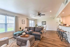 uma sala de estar com um sofá e uma mesa em Waco Vacation Rental - Walk to Baylor! em Waco