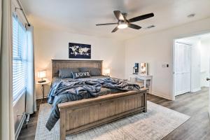 um quarto com uma cama e uma ventoinha de tecto em Waco Vacation Rental - Walk to Baylor! em Waco
