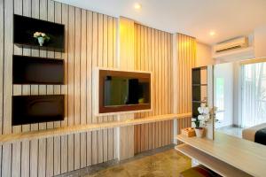 TV a/nebo společenská místnost v ubytování Graha Socio Hotel Nusa Dua Bali