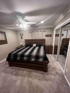 um quarto com uma cama grande e uma ventoinha de tecto em 2 Bedroom Luxury Home.. Wooden Floors and Ceilings em Dallas