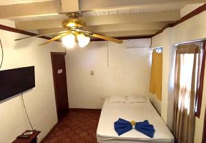Una habitación con una cama con un arco azul. en Hotel Las Palmas, en Coco