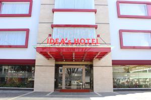IDEA's Hotel Jalan Ibrahim Aji في باندونغ: فندق فيه علامة حمراء على واجهة المبنى