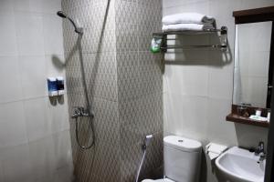 萬隆的住宿－IDEA's Hotel Jalan Ibrahim Aji，带淋浴、卫生间和盥洗盆的浴室