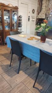 una mesa con un mantel azul. en Graça de Casa, en Florianópolis