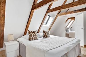 コペンハーゲンにあるSanders Penny - Charming Three-Bedroom Apartment in the Middle of Actionのベッドルーム(白いベッド、枕付)