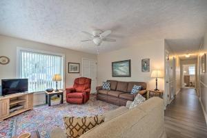 TV a/nebo společenská místnost v ubytování Cozy Oak Island House Less Than 1 Mi to Beaches!