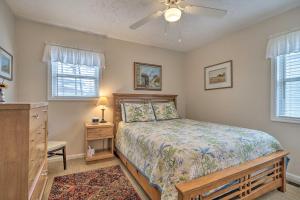 Postel nebo postele na pokoji v ubytování Cozy Oak Island House Less Than 1 Mi to Beaches!
