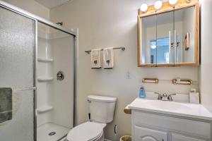 Koupelna v ubytování Cozy Oak Island House Less Than 1 Mi to Beaches! + 23 fotografií