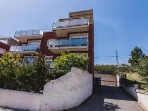 een appartementencomplex met een trap ervoor bij Apartamento Llançà, 2 dormitorios, 5 personas - ES-228-61 in Llança