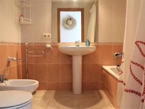 La salle de bains est pourvue d'un lavabo, de toilettes et d'un miroir. dans l'établissement Apartamento Llançà, 2 dormitorios, 5 personas - ES-228-63, à Llançà