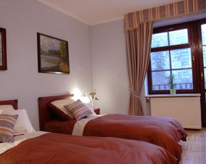 - une chambre avec 2 lits et une fenêtre dans l'établissement Wawabed Bed&Breakfast, à Varsovie