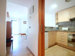 Kuchyňa alebo kuchynka v ubytovaní Apartamento en Roses: Primera Línea de Mar, Piscina, Aire Acondicionado, Parking - ES-228-87