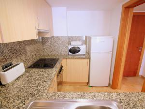 Kuchyňa alebo kuchynka v ubytovaní Apartamento en Roses: Primera Línea de Mar, Piscina, Aire Acondicionado, Parking - ES-228-87