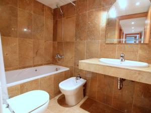 Kúpeľňa v ubytovaní Apartamento en Roses: Primera Línea de Mar, Piscina, Aire Acondicionado, Parking - ES-228-87 + 16 fotografií