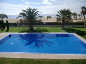 Bazén v ubytovaní Apartamento en Roses: Primera Línea de Mar, Piscina, Aire Acondicionado, Parking - ES-228-87 alebo v jeho blízkosti