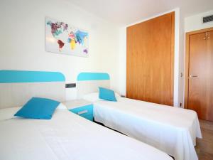 Posteľ alebo postele v izbe v ubytovaní Apartamento en Roses: Primera Línea de Mar, Piscina, Aire Acondicionado, Parking - ES-228-87
