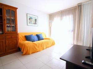 Posteľ alebo postele v izbe v ubytovaní Apartamento céntrico en Roses, a 20m de la playa, con parking y terraza - ES-228-89