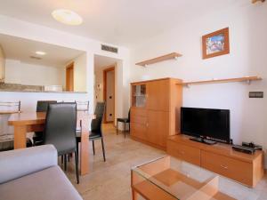 Kuchyňa alebo kuchynka v ubytovaní Apartamento en Roses: Primera Línea de Mar, Piscina, Aire Acondicionado, Parking - ES-228-87