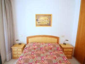 Posteľ alebo postele v izbe v ubytovaní Apartamento céntrico en Roses, a 20m de la playa, con parking y terraza - ES-228-89