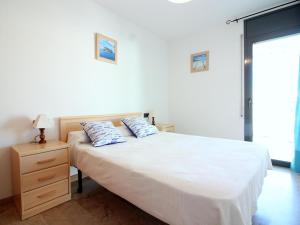 Posteľ alebo postele v izbe v ubytovaní Apartamento en Roses: Primera Línea de Mar, Piscina, Aire Acondicionado, Parking - ES-228-87