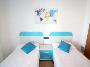Posteľ alebo postele v izbe v ubytovaní Apartamento en Roses: Primera Línea de Mar, Piscina, Aire Acondicionado, Parking - ES-228-87