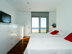 Posteľ alebo postele v izbe v ubytovaní CASA DIAZ PACHECO -Magnífica casa en Almadrava con piscina privada. - ES-228-93 + 27 fotografií