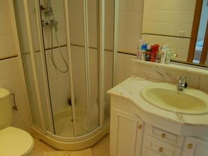 ein Bad mit einer Dusche und einem Waschbecken in der Unterkunft Apartamento Llançà, 3 dormitorios, 6 personas - ES-228-84 in Llança