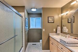 un baño con ducha y lavabo en Cozy Washington Escape Near Hiking and Golfing!, en University Place 19 fotos más