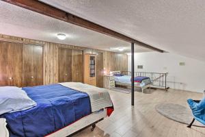 Un dormitorio con dos camas y una silla dentro. en Cozy Washington Escape Near Hiking and Golfing!, en University Place