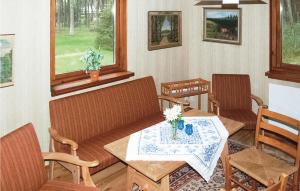 comedor con mesa y sillas en 4 Bedroom Lovely Home In Borrby, en Borrby