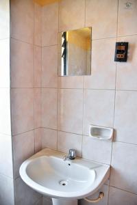 solsticio hostel في كوباكابانا: حمام مع حوض ومرآة