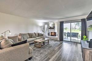 Χώρος καθιστικού στο Pool Access Pet-Friendly Bermuda Dunes Condo