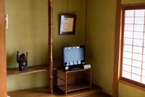 un televisor sentado en una mesa en una habitación en ootaryokan en Kuroki