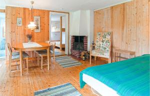 ToftaにあるAmazing Home In Gotlands Tofta With 2 Bedrooms And Wifiのベッドルーム(ベッド1台、テーブル、暖炉付)