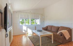 ein Wohnzimmer mit einem Sofa und einem Tisch in der Unterkunft Awesome Home In Tsse With Kitchen in Tösse