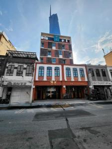 ein hohes Gebäude an der Ecke einer Straße in der Unterkunft Yu Hotel Chinatown in Kuala Lumpur