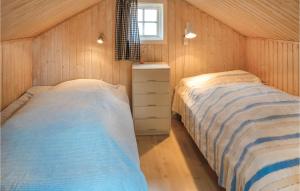 Säng eller sängar i ett rum på Lovely Home In Onsala With Kitchenette