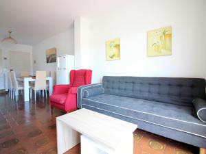 Posedenie v ubytovaní Casa con Piscina, Tenis y Terraza con Barbacoa a 2 km del Centro y Playa de Roses - ES-228-101