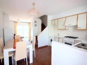 Kuchyňa alebo kuchynka v ubytovaní Casa con Piscina, Tenis y Terraza con Barbacoa a 2 km del Centro y Playa de Roses - ES-228-101