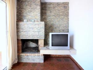 Televízia a/alebo spoločenská miestnosť v ubytovaní Casa con Piscina, Tenis y Terraza con Barbacoa a 2 km del Centro y Playa de Roses - ES-228-101