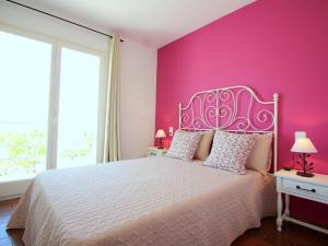 Posteľ alebo postele v izbe v ubytovaní Casa con Piscina, Tenis y Terraza con Barbacoa a 2 km del Centro y Playa de Roses - ES-228-101