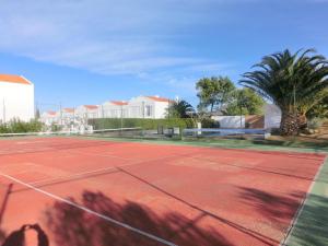 Tenis alebo squash v ubytovaní Casa con Piscina, Tenis y Terraza con Barbacoa a 2 km del Centro y Playa de Roses - ES-228-101 alebo jeho okolí