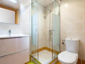Koupelna v ubytování ROYAL MARINA II 421 - Apartamento muy agradable en Santa Margarita (Roses) con vistas preciosas al canal. - ES-228-107 + 12 fotografií