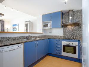 Kuchyň nebo kuchyňský kout v ubytování ROYAL MARINA II 421 - Apartamento muy agradable en Santa Margarita (Roses) con vistas preciosas al canal. - ES-228-107